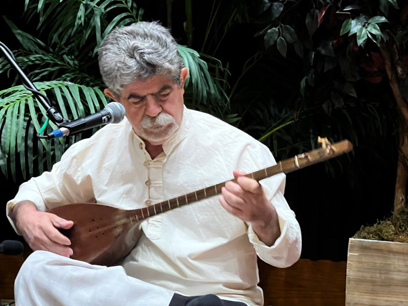 Ali Akbar Morad playing tar