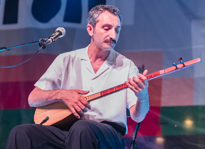 Ali Doğan Gönültaş playing tembur at Polirítmia 2023 - Photo by Susana Godoy