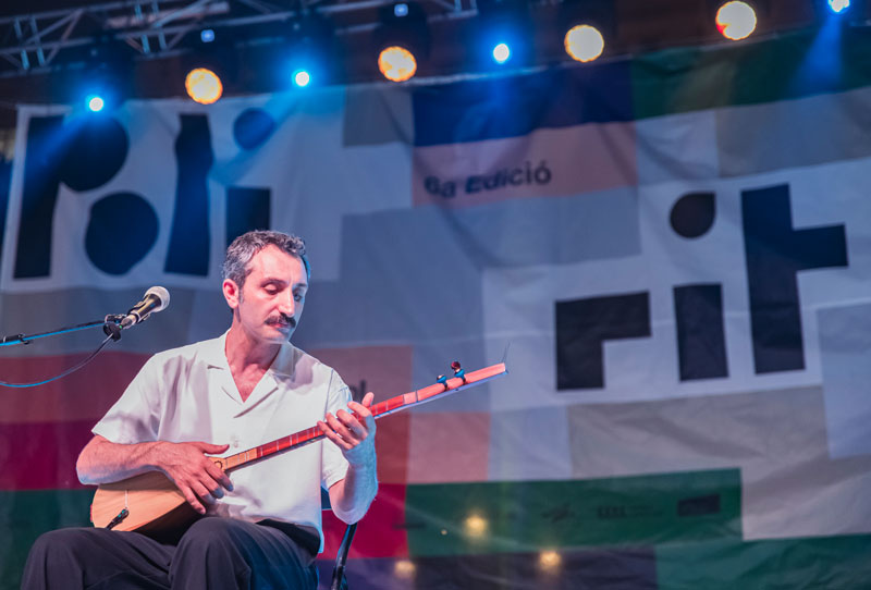 Ali Doğan Gönültaş performing live at Polirítmia in 2023 - Photo by Susana Godoy.