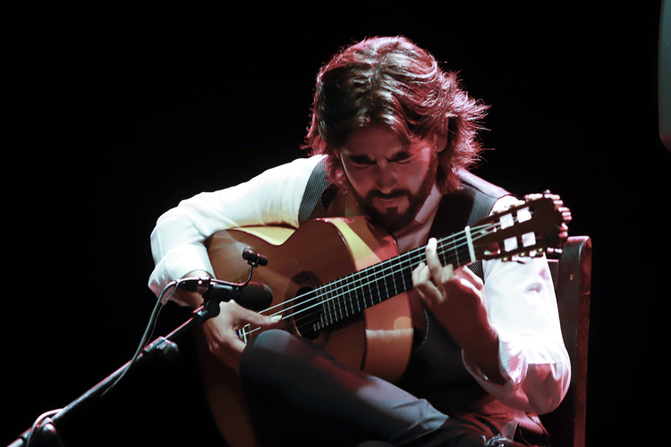flamenco guitarist Álvaro Martinete playing guitar