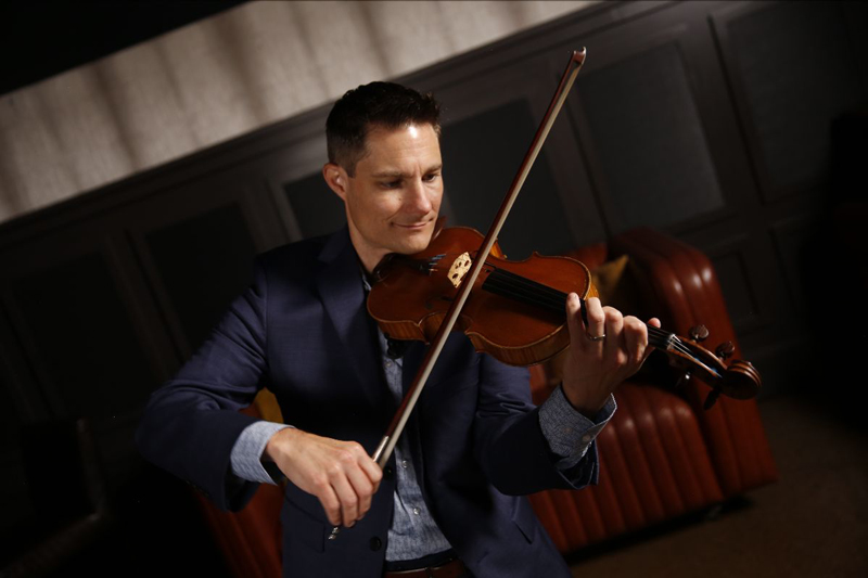 Andy Leftwich playing fiddle