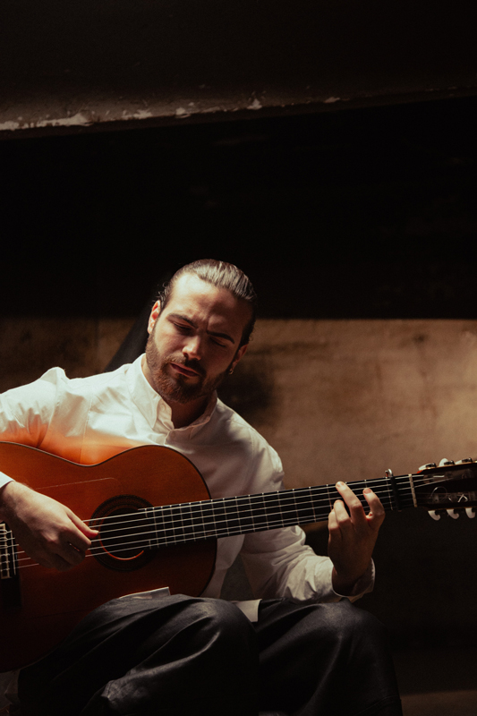 Antonio González - photo by Celia Carmona. Antonio playing guitar.