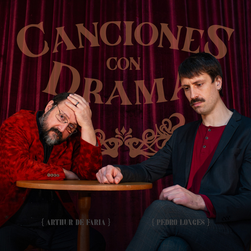 Arthur de Faria & Pedro Longes - Canciones con Drama cover artwork. A photo of the artists sitting around a table.