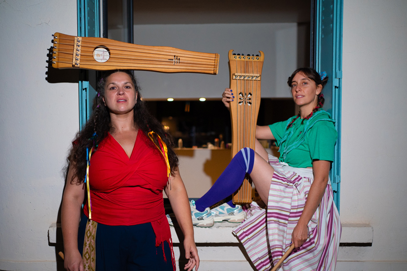 Cocanha - Photo by Amic Bedel. The two artists holding their musical instruments.