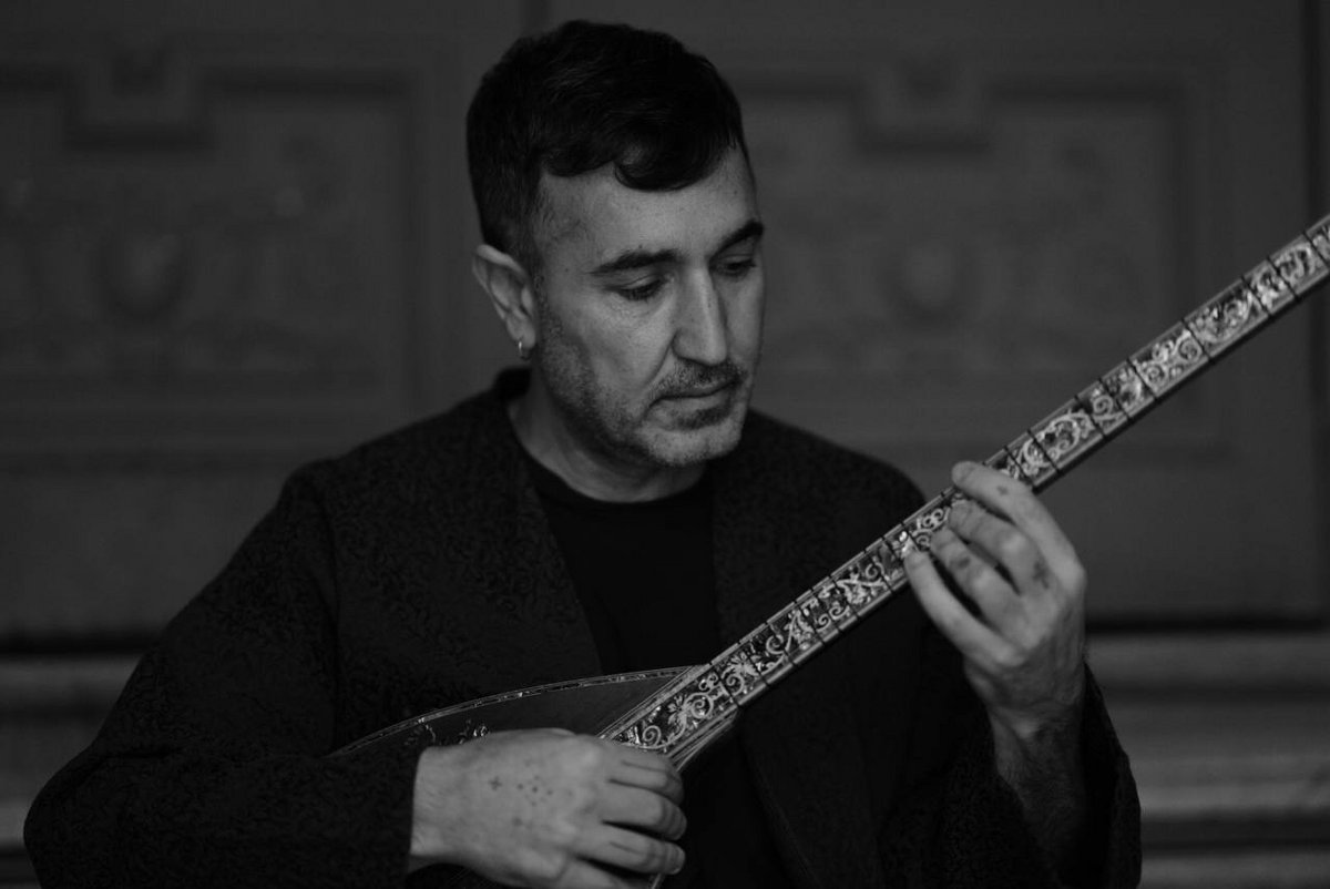 Cem Yildiz playing saz