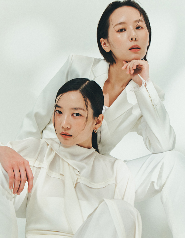 Dal:um - Photo by Jaeyoung Park. The duo wearing white clothes.