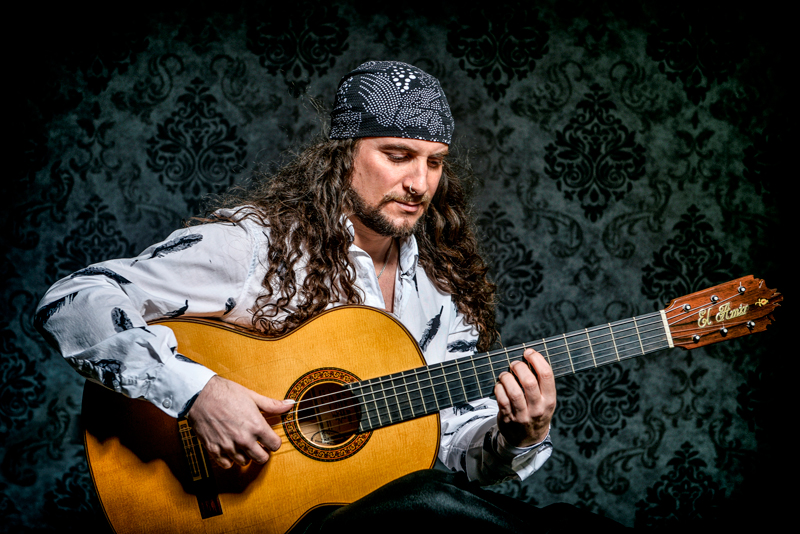 El Amir - Photo by Juanma Sierra. El Amir playing guitar.