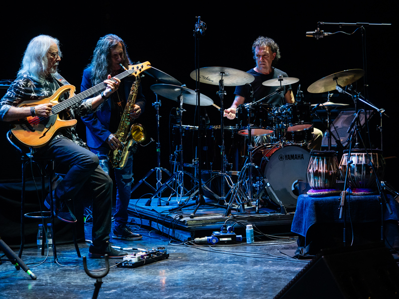 El Trío - Photo by Pepe Ainsua. The trio on stage.