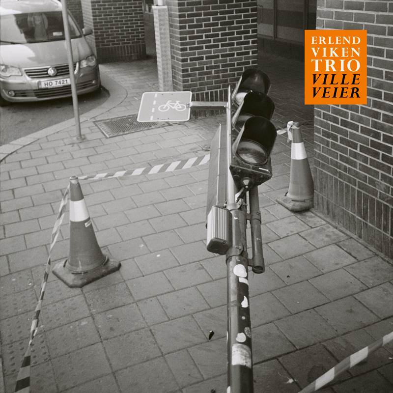 Erlend Viken Trio - Ville Veier cover artwork. A photo of a street corner with a fallen traffic light surrounded by protective tape.