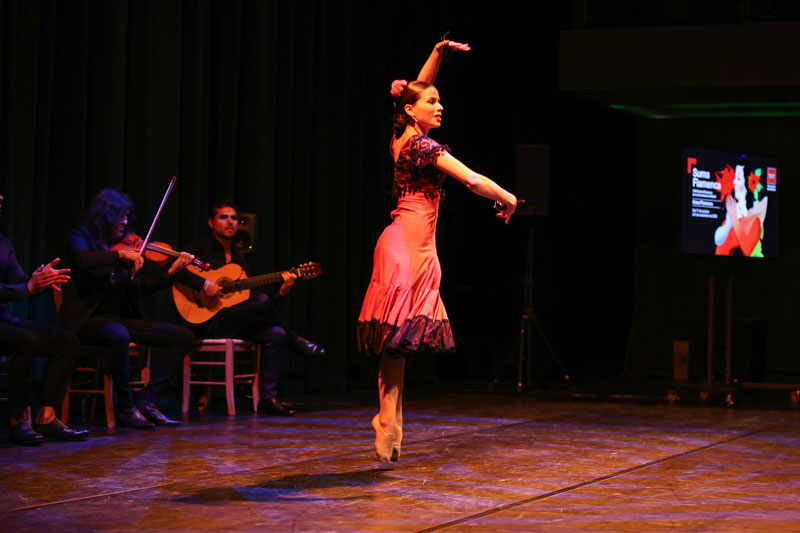 Dancer Estela Alonso performing at Suma Flamenca 2023 - photo by Ana Yñáñez
