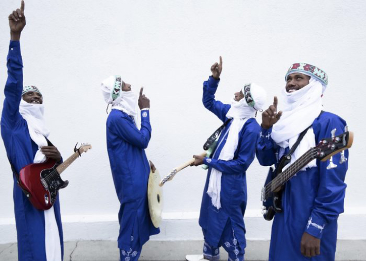 Etran de L’Aïr band photo playing instruments.