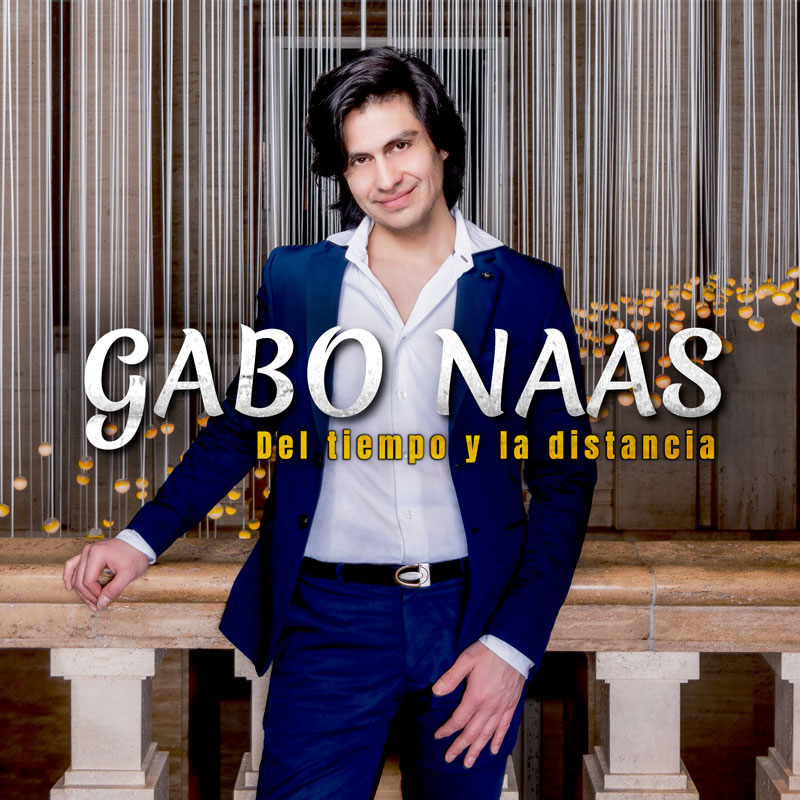 Gabo Naas - Del Tiempo y la Distancia cover artwork. The artist smiling for the camera.