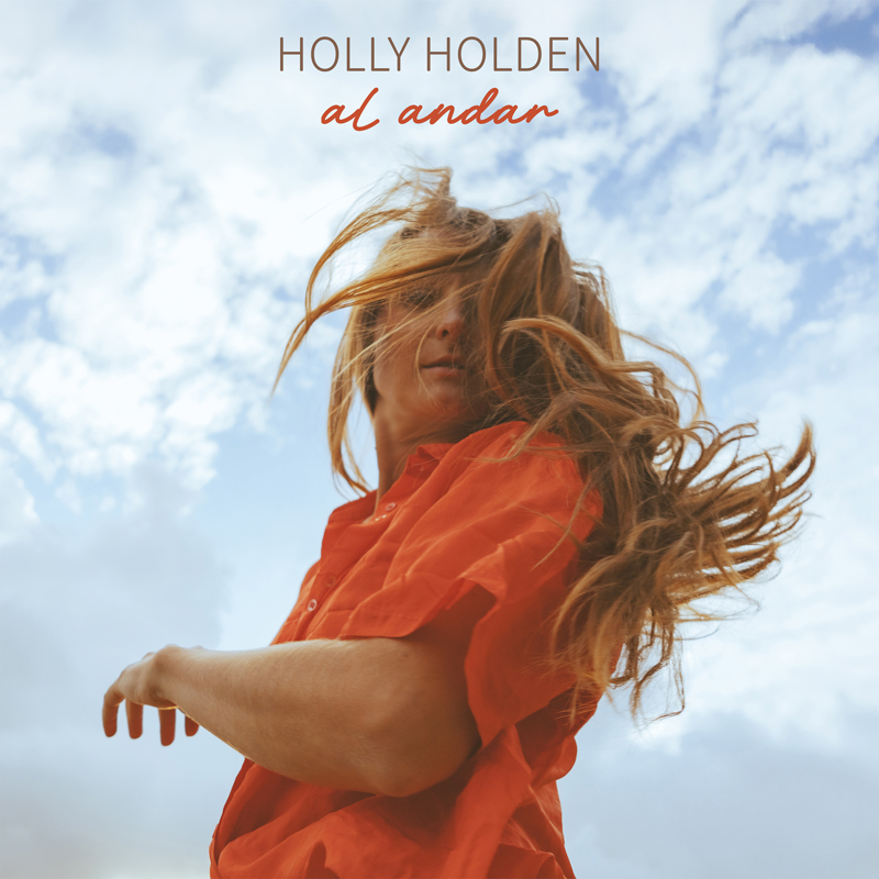 Holly Holden – al andar. Holden waving her hair.