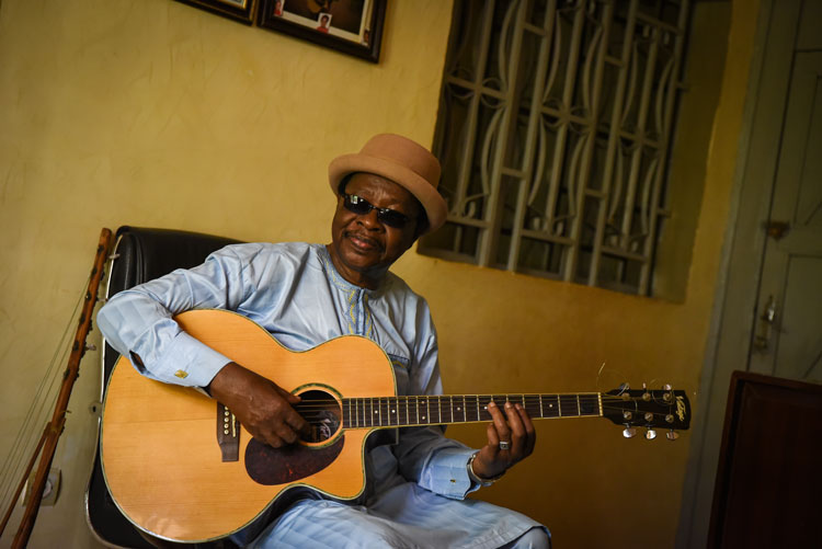 Idrissa Soumaoro playing guitar - Photo by Nicolas Réméné