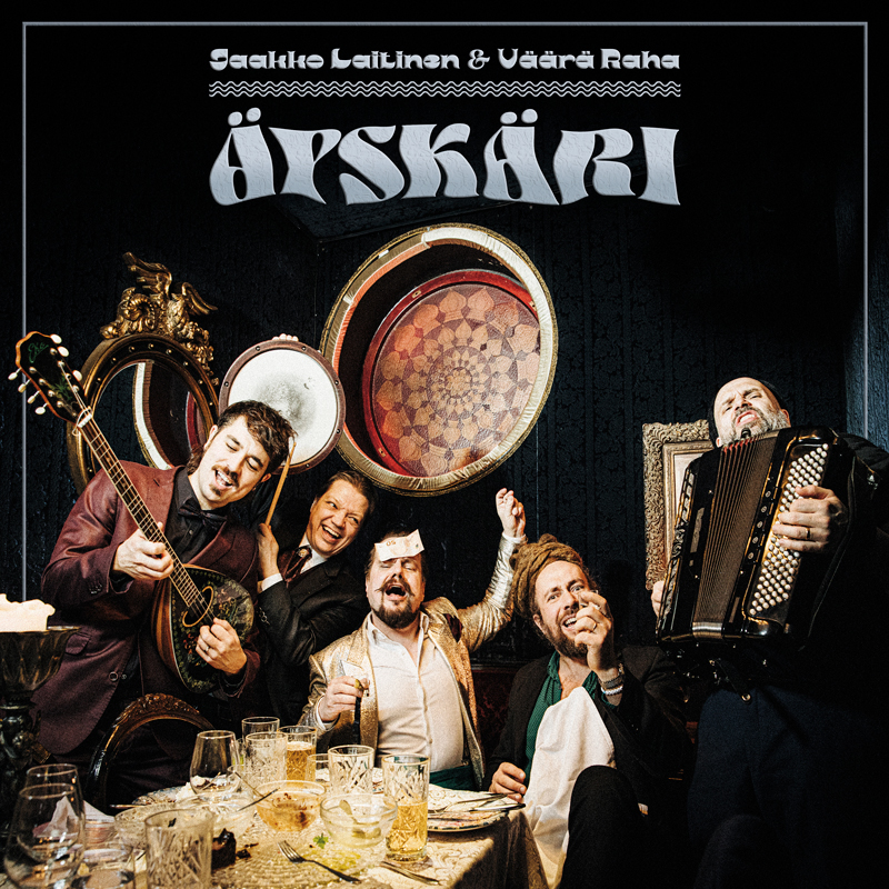 Jaakko Laitinen & Väärä Raha - Äyskäri cover artwork. A photo of the band holding their musical instruments.