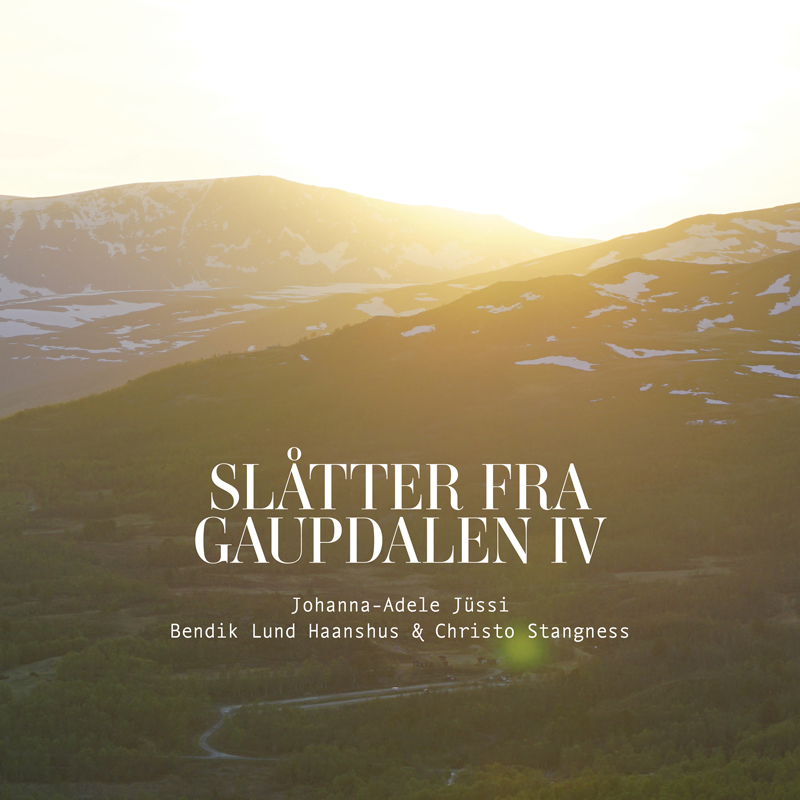 Johanna-Adele Jüssi - Slåtter fra Gaupdalen IV / Tunes from the Lynx Valley IV cover artwork. A landscape with a rising sun on the horizon.