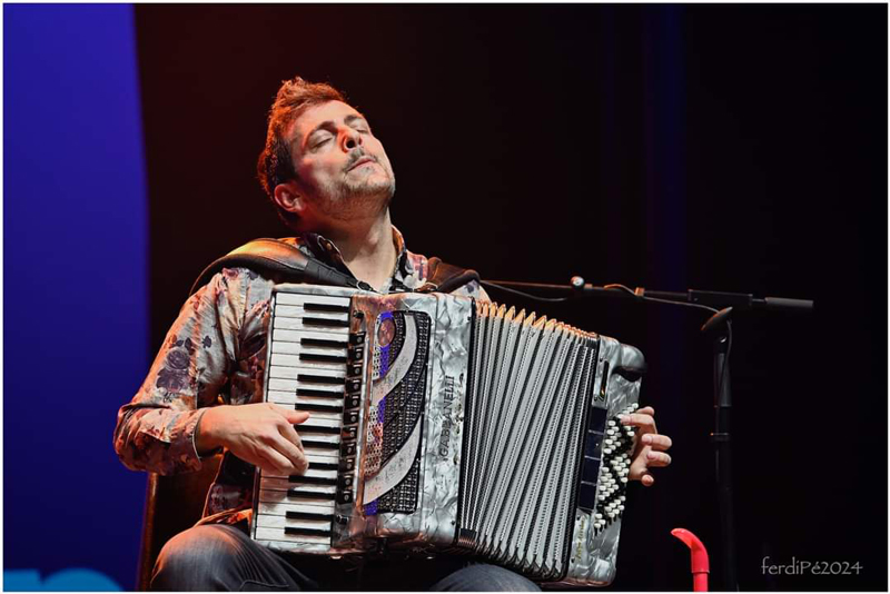 Jorge Arribas playing accordion