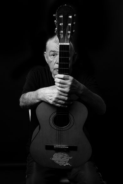 José Mauro holding a guitar - Photo by Jorge Bispo, 2021