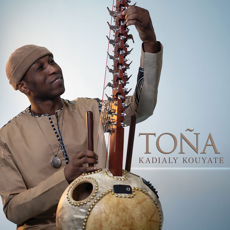 Kadialy Kouyate – Toña cover artwork. A photo of Kadialy Kouyate holding a kora.