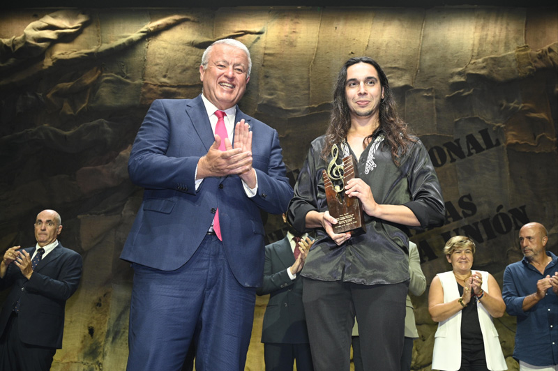 Karlos Nao holding his award