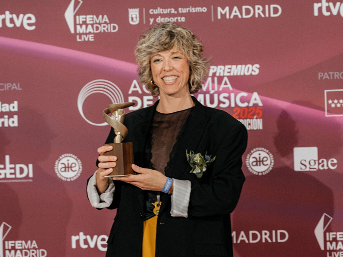 Karmento holding her award at the Spanish Music Academy Awards 2025
