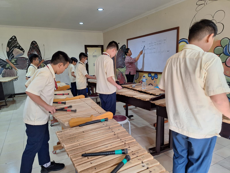 Kolintang class in middle school. As a regular curriculum in some schools in Indonesia, it is a way to pass the technics of playing the instrument through generations. Photograph: Julius Widjojono © Manado Independent School, Indonesia, 2023.