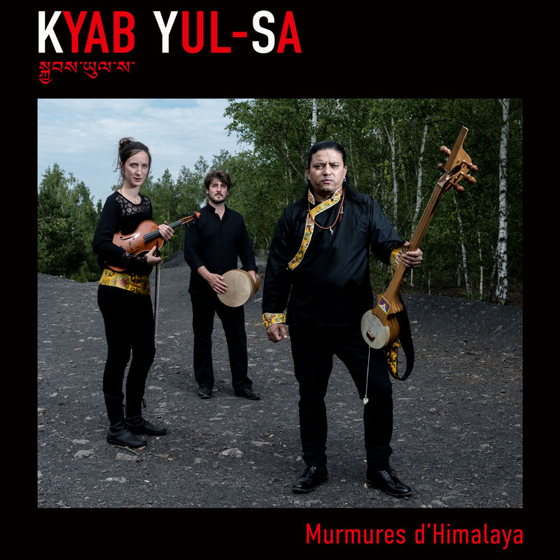 Kyab Yul-Sa - Murmures d'Himalaya cover artwork by Frederic Iovino and Guick Yansen. A photo of the band outdoors.