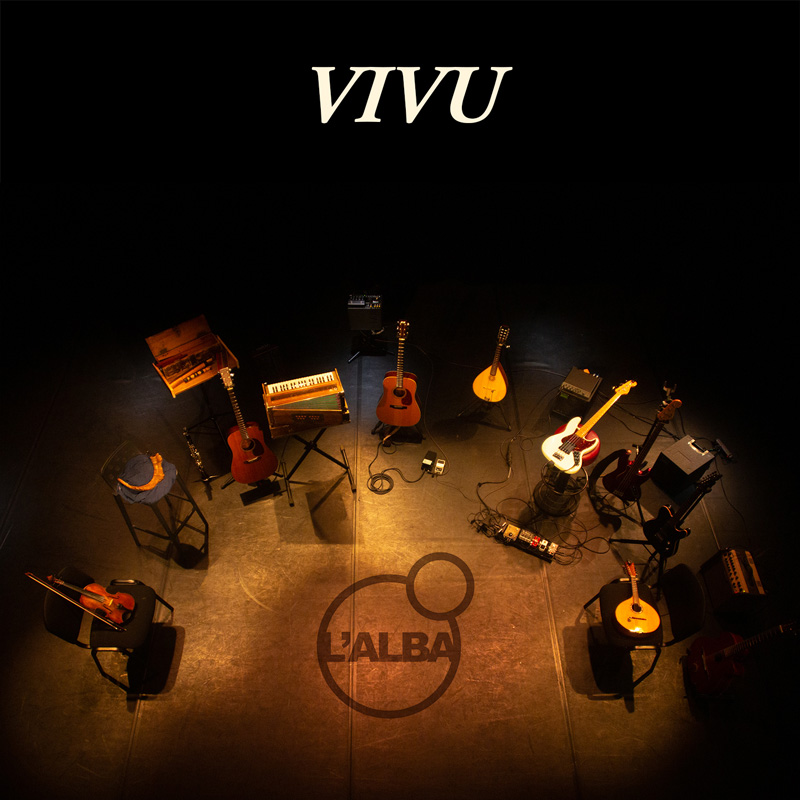 L'Alba - Vivu cover artwork. A photo of a stage with the musical instrumenta displayed in a half circle. No musicians apear.