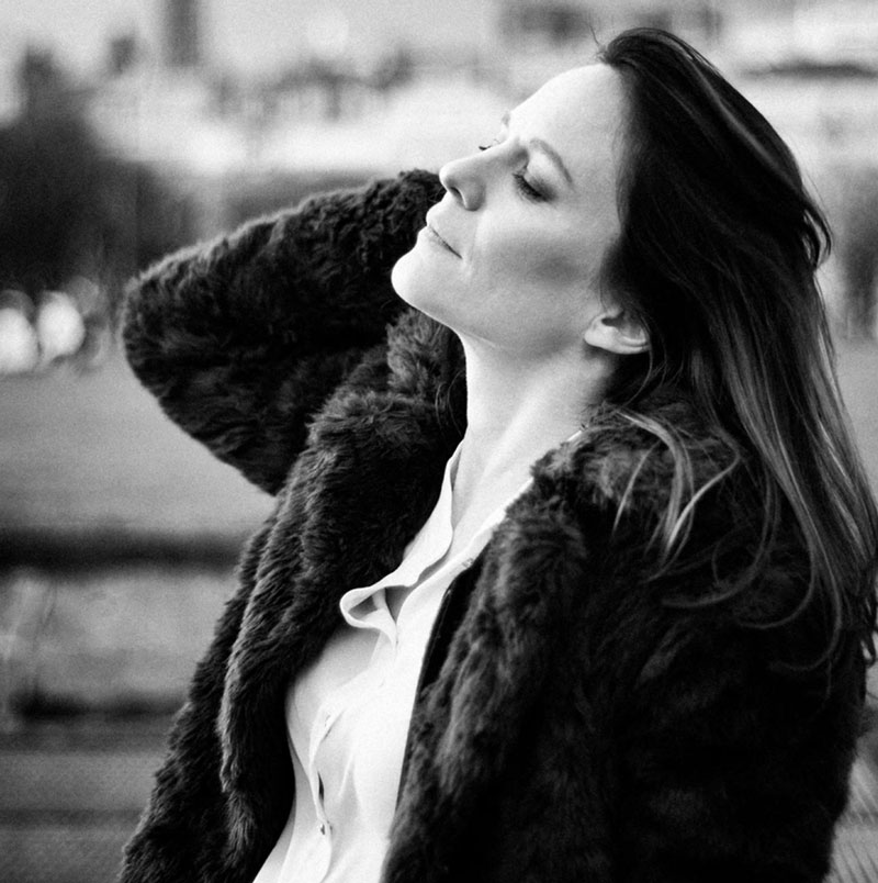 Laure Trazzi Viens sentir le vent cover artwork. A black and white photo of the artist.