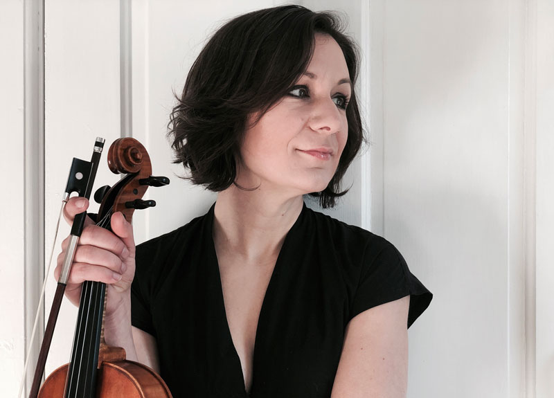 Lissa Schneckenburger holding a fiddle