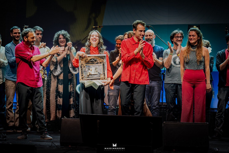 Luisa Briguglio receiving the Andrea Parodi award.
