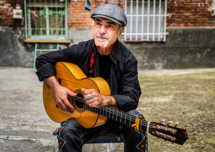 Manuel Malou playing guitar- Photo by Fernando Quintela
