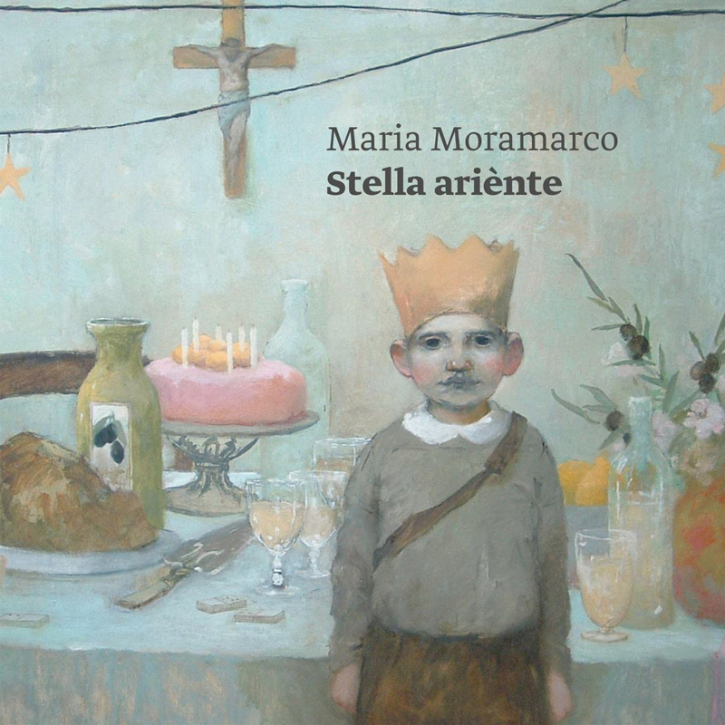 The album cover for Stella Ariènte by Maria Moramarco features a painting of a solemn child wearing a paper crown, standing in front of a table set for a modest feast. Behind the child hangs a crucifix and star-shaped decorations.