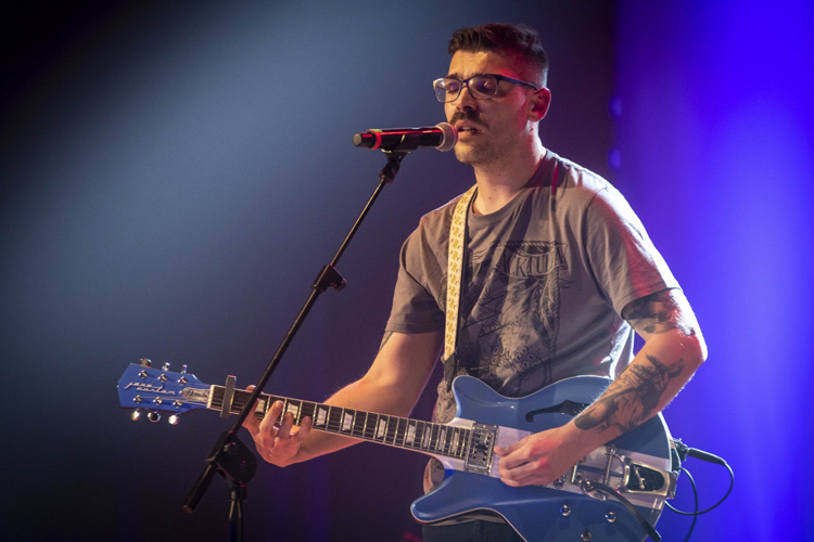 Matteo Leone playing guitar - photo by Gianfilippo Masserano