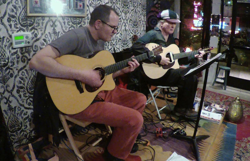 Matthew Montfort and Teja Gerken playing guitars live.