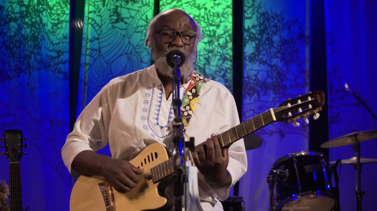 Mestre Lumumba playing guitar - Photo by Bruno Marques