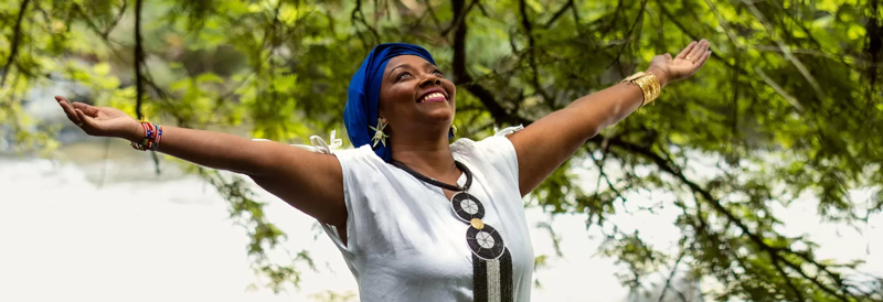 Nidia Góngora on stage with her arms open