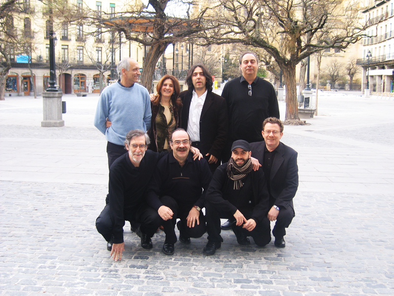 Nuevo Mester de Juglaría in 2006. Group photo in a town square with snow on the ground.