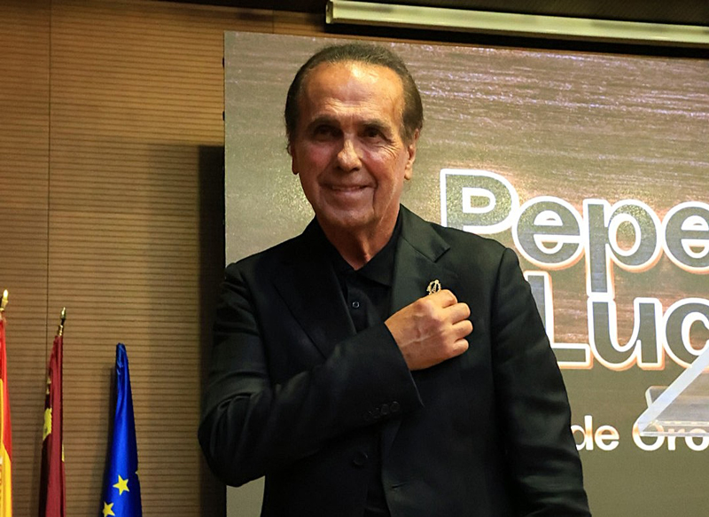 Pepe de Lucía pressing his right hand over his heart