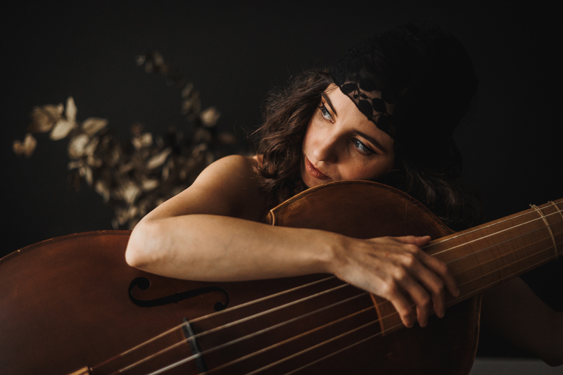 Pilar Almalé hugging her viola de gamba