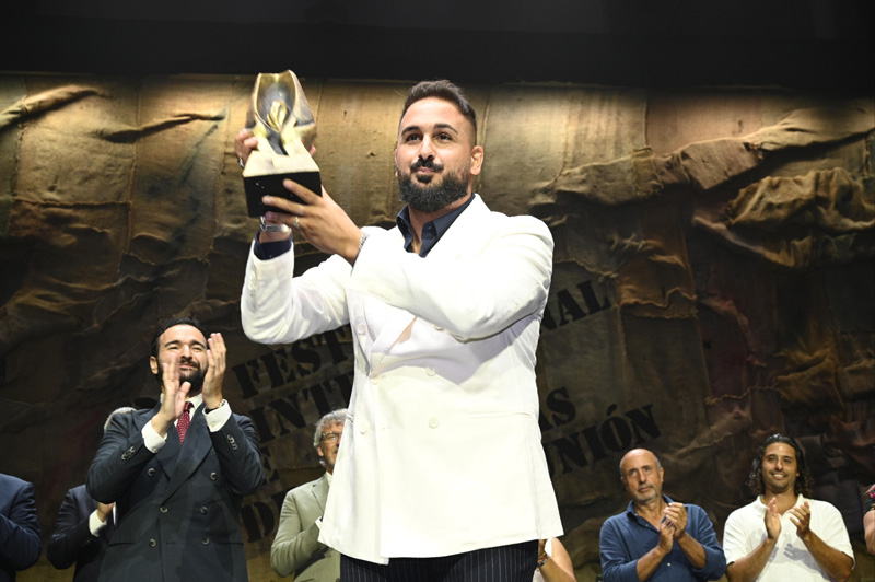 Rafa del Calli holding his award
