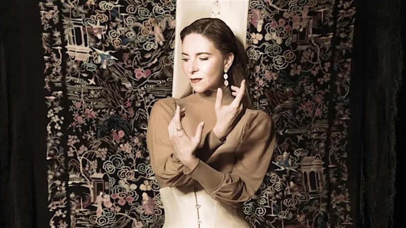 Rocío Márquez esturing with her hands