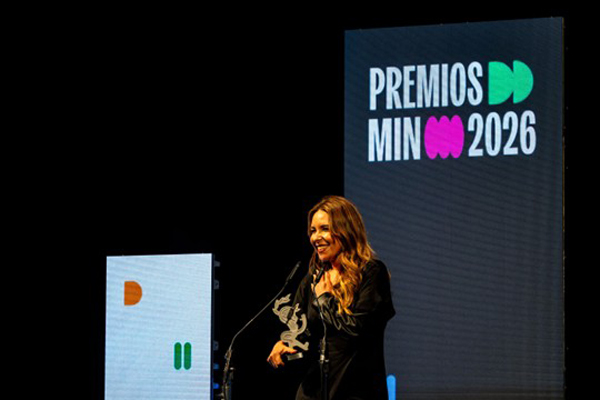 Rocío Márquez receiving the award at the gala - Photo by Premios MIN, Daniel Vázquez