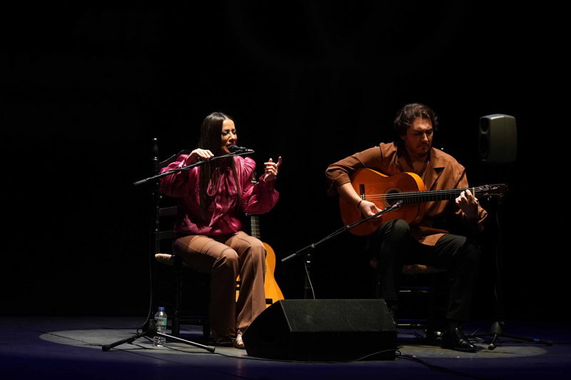 Sara Denez, accompanied on guitar by José Tomás during the final.