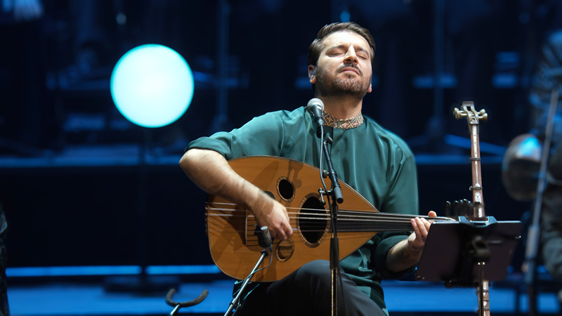 Sami Yusuf playing oud.