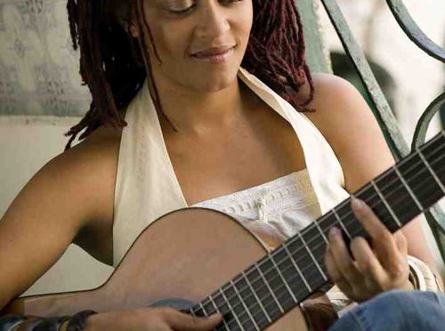 Sara Tavares playing guitar