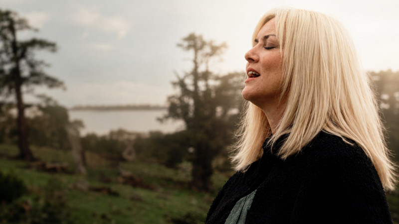 Profile photo of Stella Papalamprou singing outdoors.