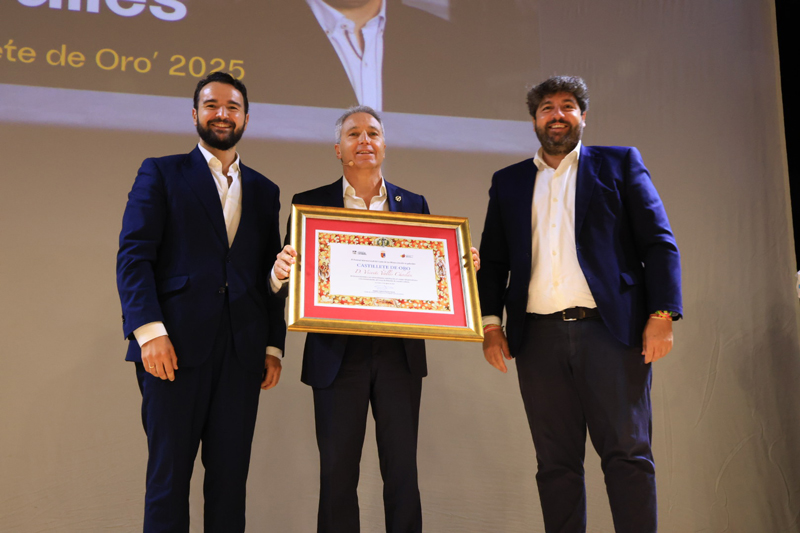 Vicente Vallés receiving the Castillete de Oro