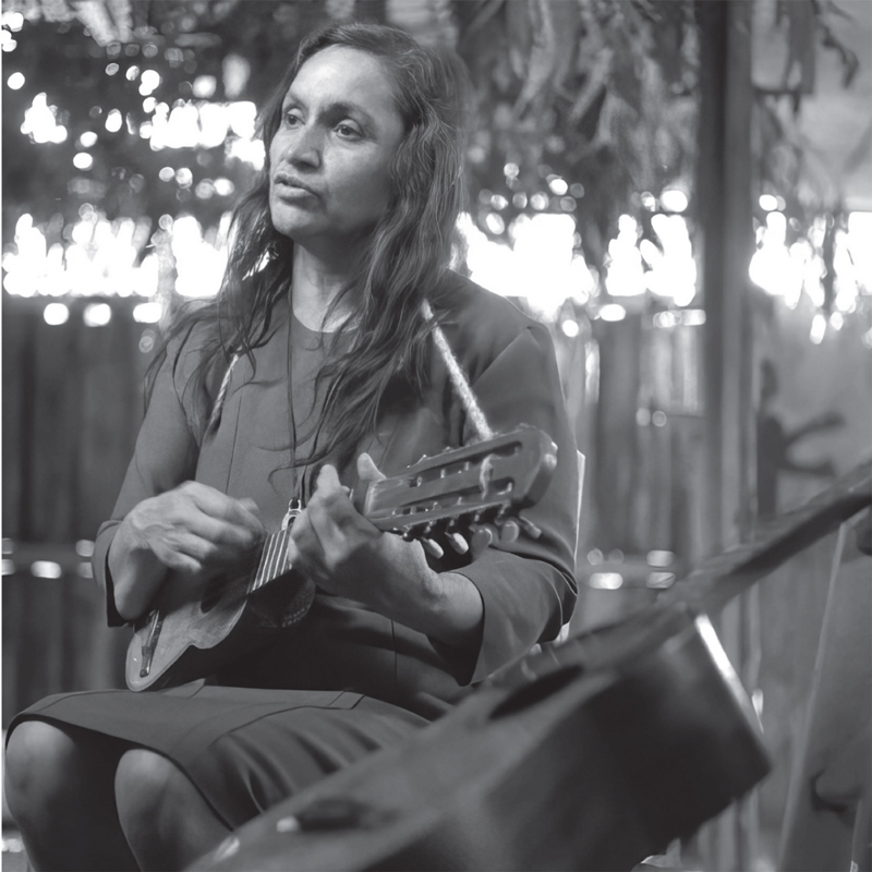 Violeta Parra - Las últimas composiciones de Violeta Parra. A black and white photo of the artist playing charango.