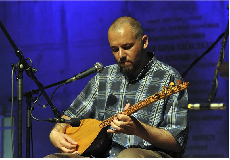 Vladimir Savić playing a lute